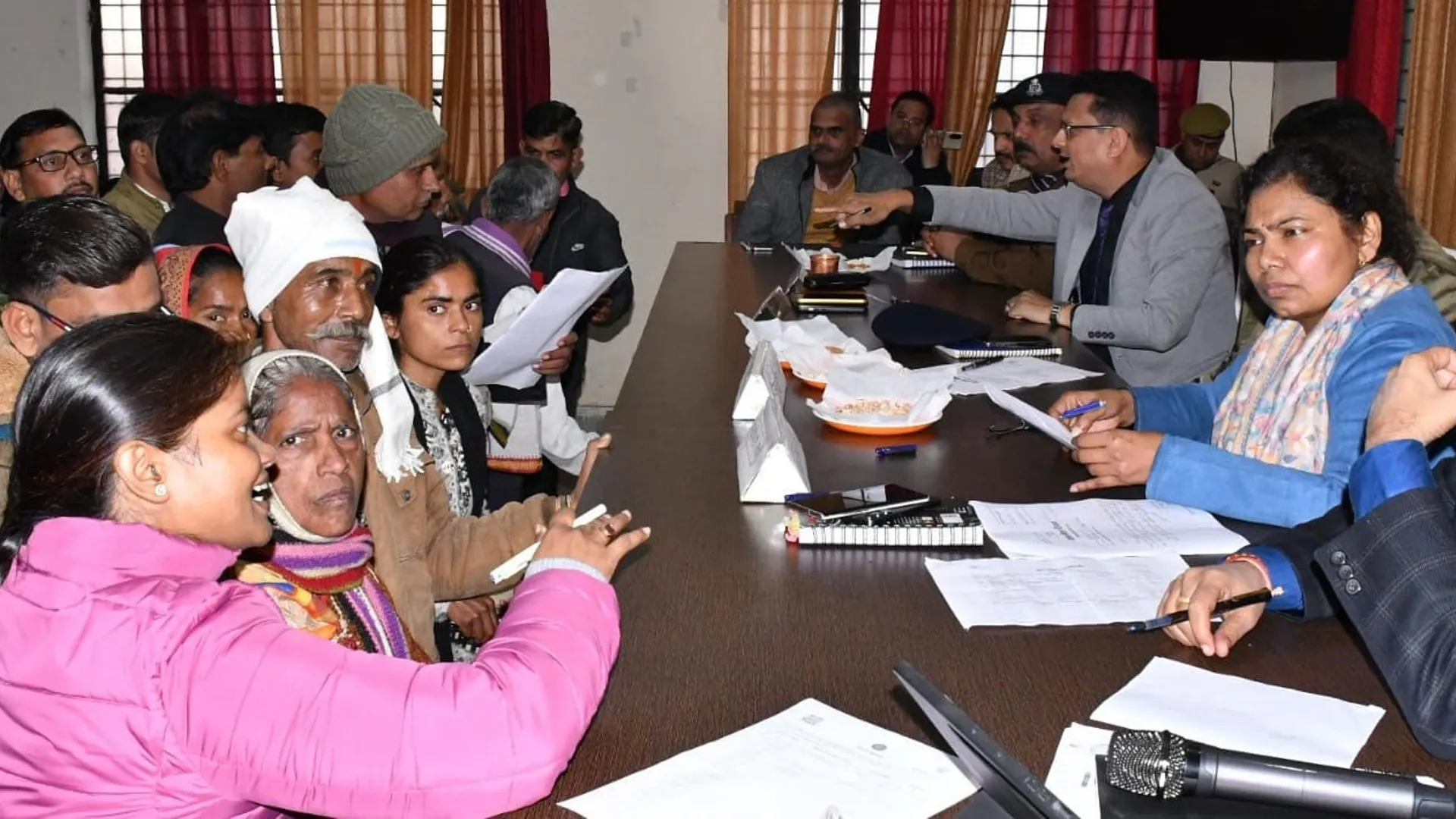 बदायूं : घटिया सामग्री से किया जा नाला निर्माण, डीएम ने दिया जांच का निर्देश