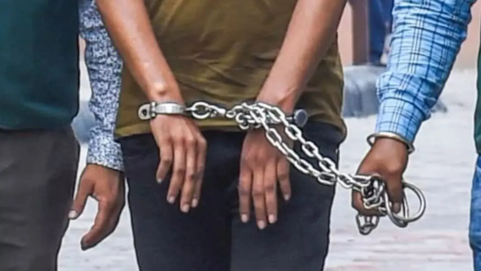 लखीमपुर खीरी: लुटेरों से भिड़ गया युवक...शोर सुनकर लोग पहुंचे तो एक बदमाश को दबोचा