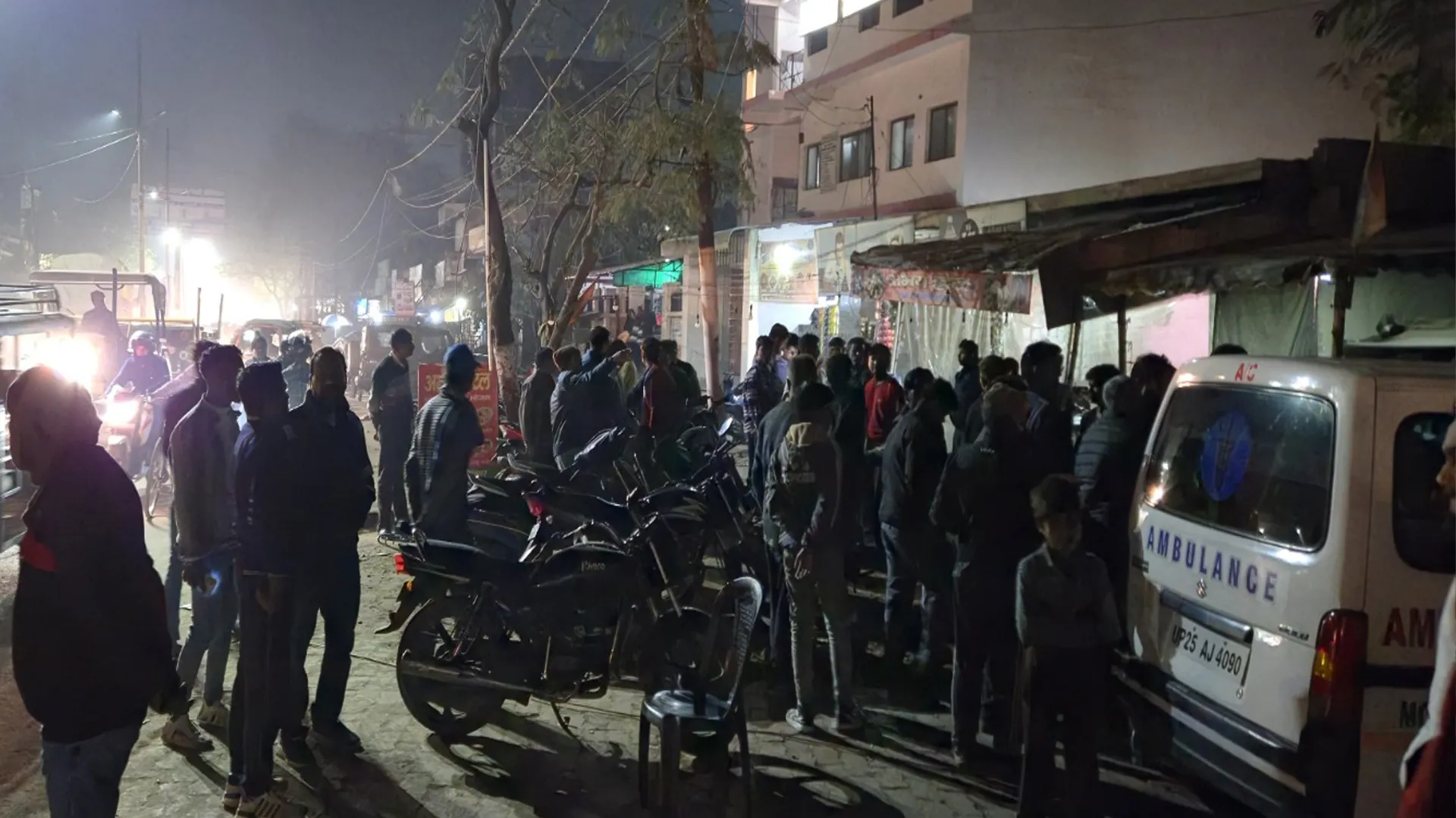 पीलीभीत: हाईवे पर गाड़ी खड़ा करने को लेकर भिड़े दो पक्ष...जमकर चले लाठी डंडे