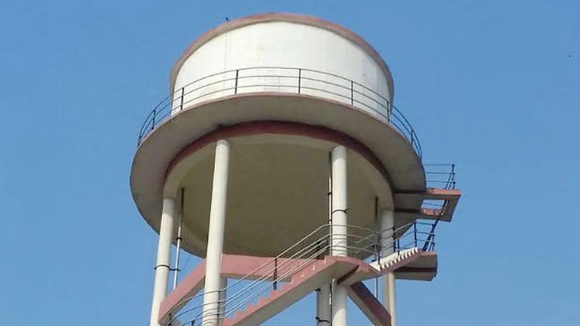 बदायूं: यहां 'वीरू' नहीं 'बसंती' चढ़ी पानी की टंकी पर...लोगों को फिल्म शोले की याद आ गई