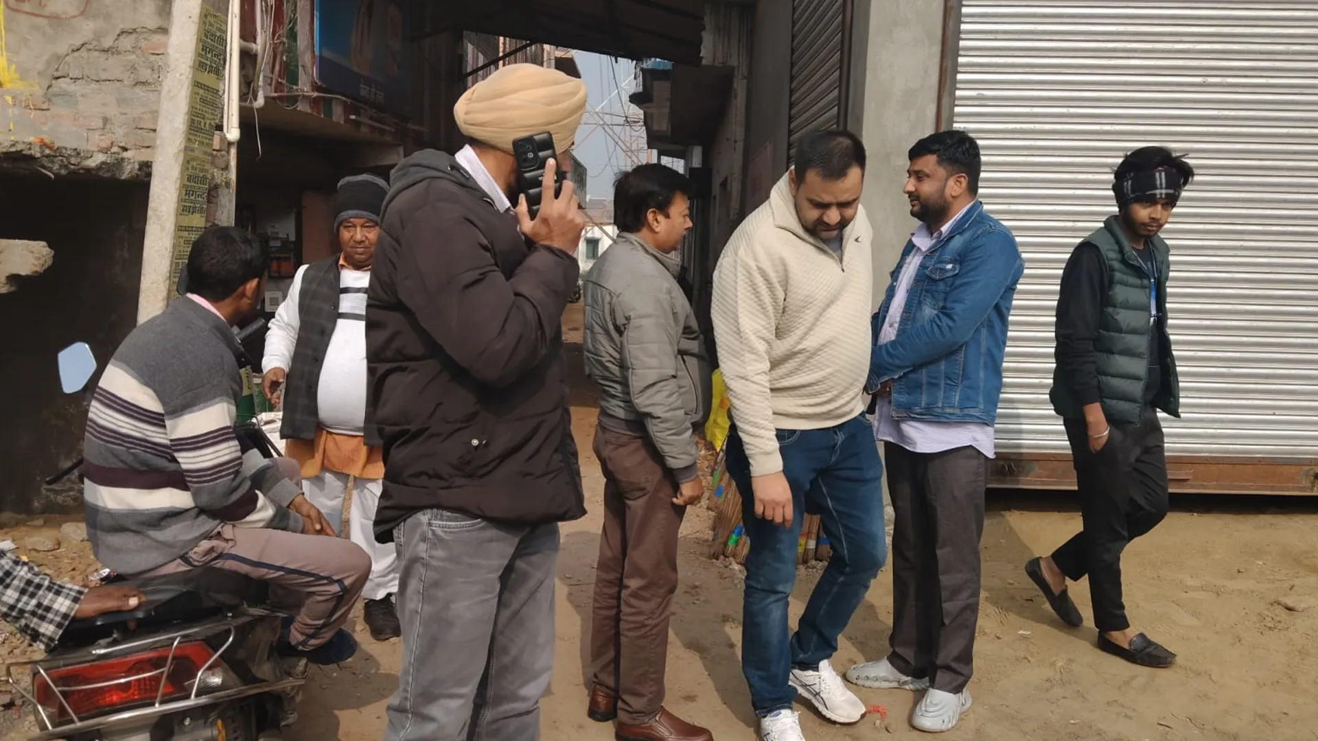 शाहजहांपुर: खुटार में खाद्य विभाग टीम का छापा,व्यापारियों में मचा हड़कंप
