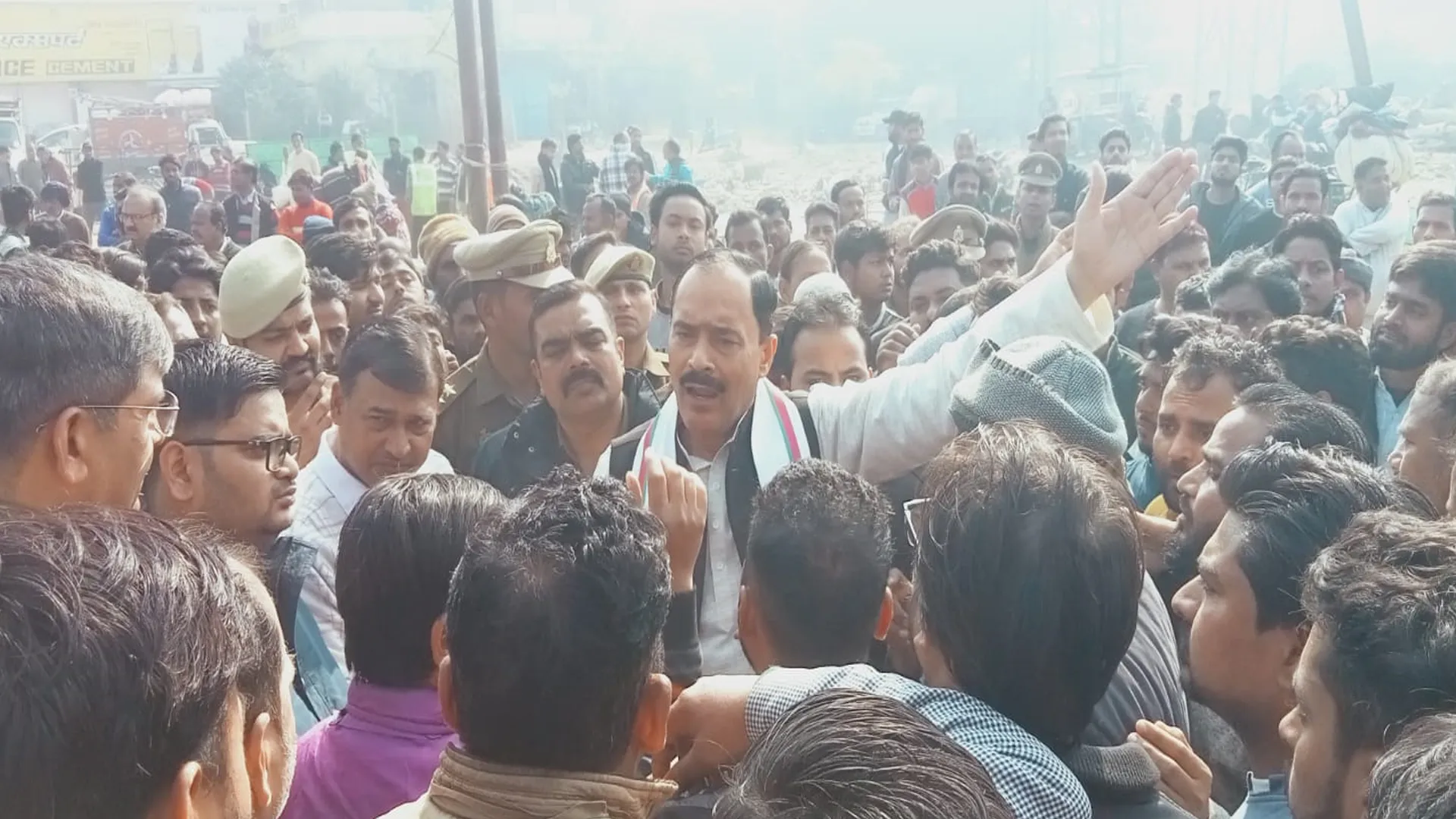 शाहजहांपुर: बुध बाजार हटाने को लेकर निगम अधिकारियों से दुकानदारों की नोंकझोक