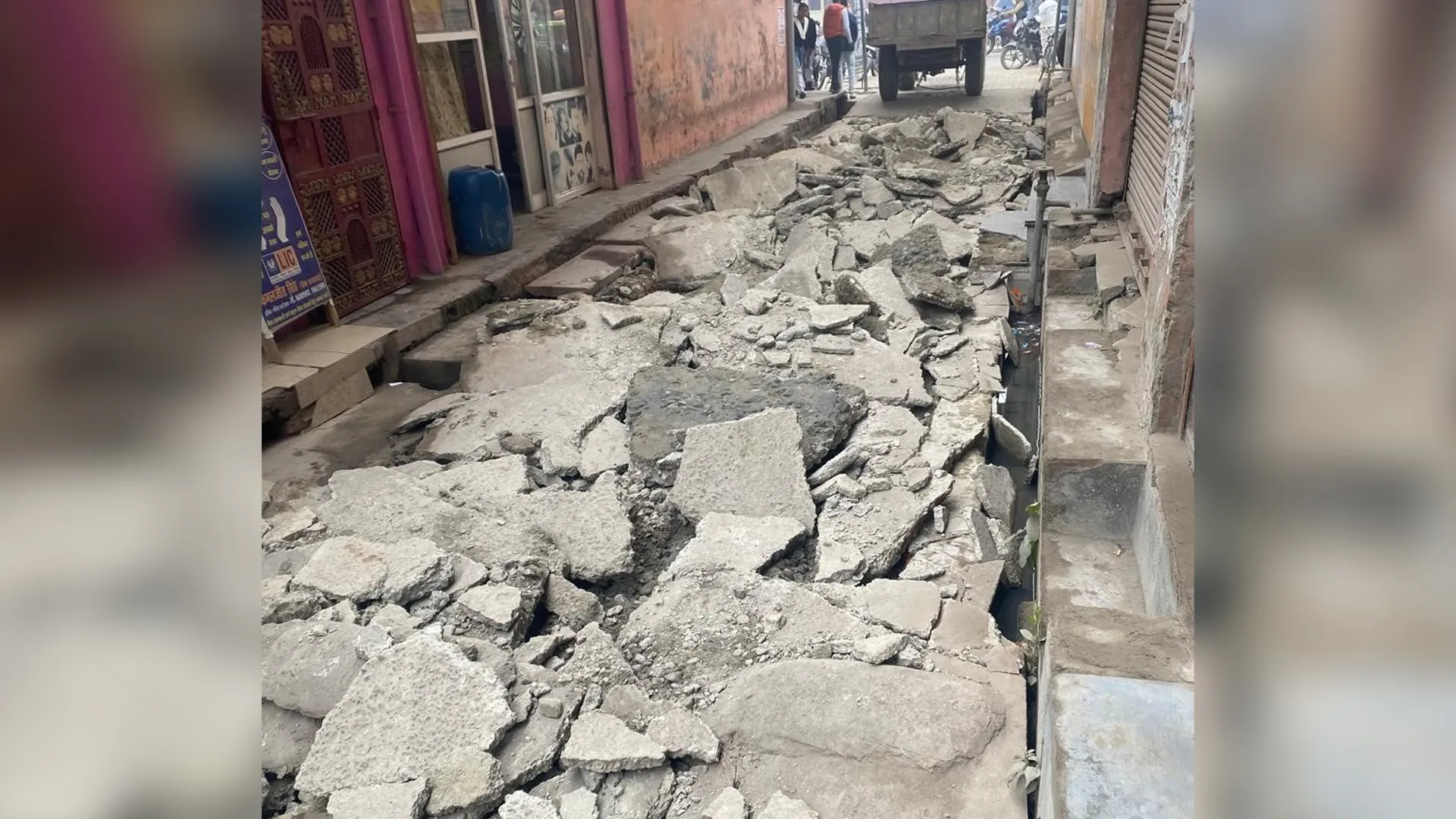 लखीमपुर खीरी: जानिए...क्यों ठेकेदार को अपनी बनाई सड़क पर ही चलाना पड़ा बुलडोजर