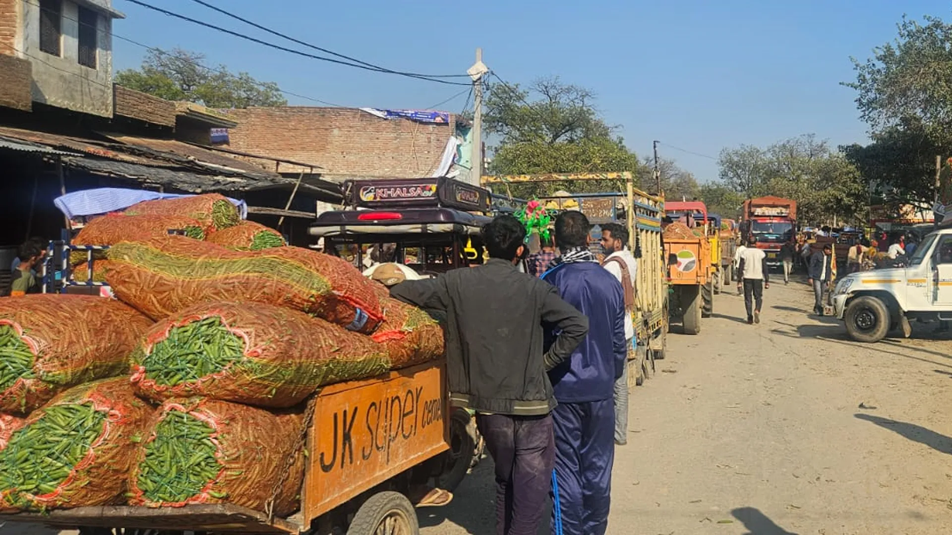 कासगंज : मोहनपुरा मटर मंडी में घंटो जाम में फंसे रहते हैं वाहन, आए दिन होती है नोंकझोंक