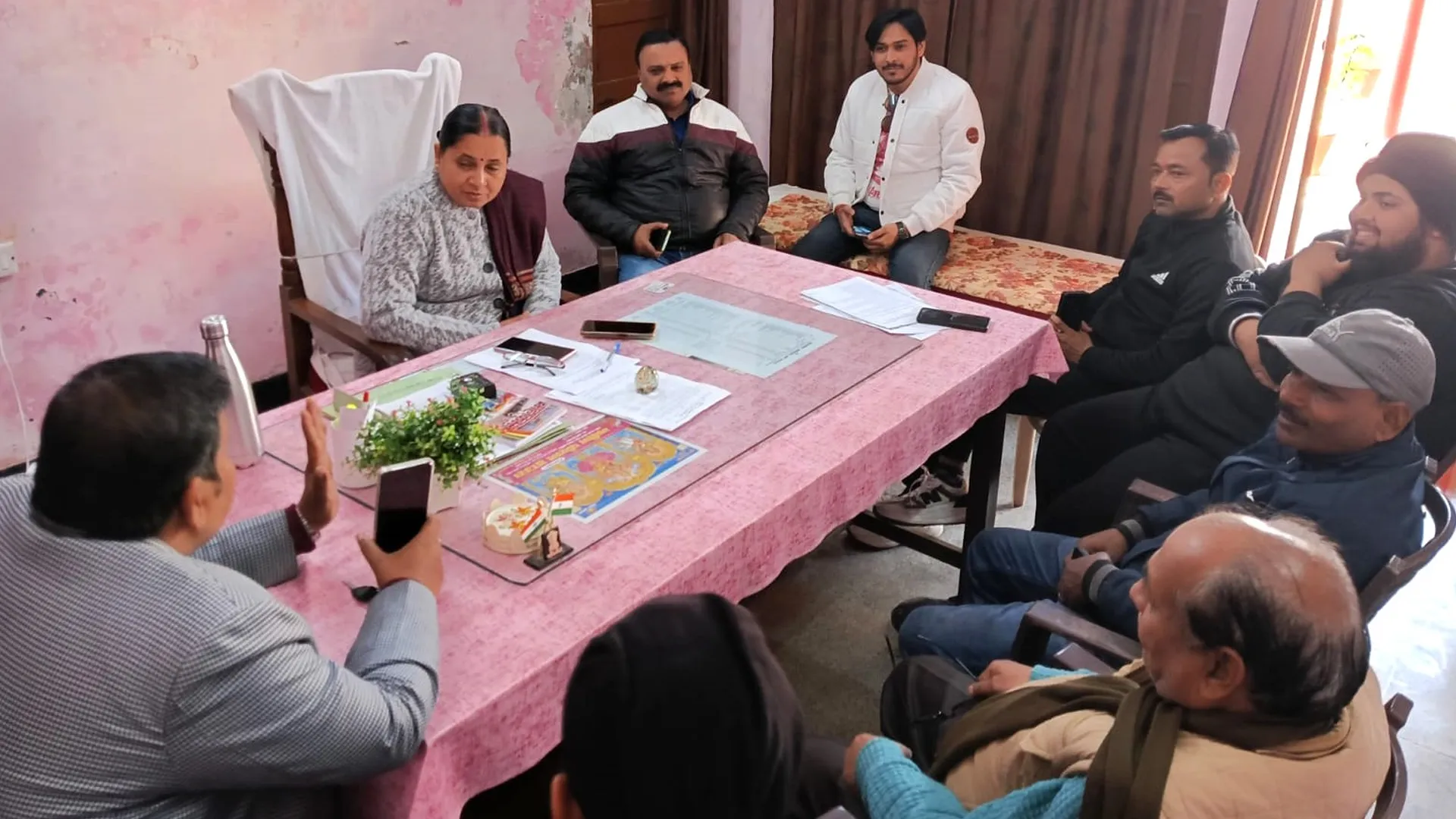 लखीमपुर खीरी: डग्गामार बसों के खिलाफ एकजुट हुए अनुबंधित बसों के मालिक