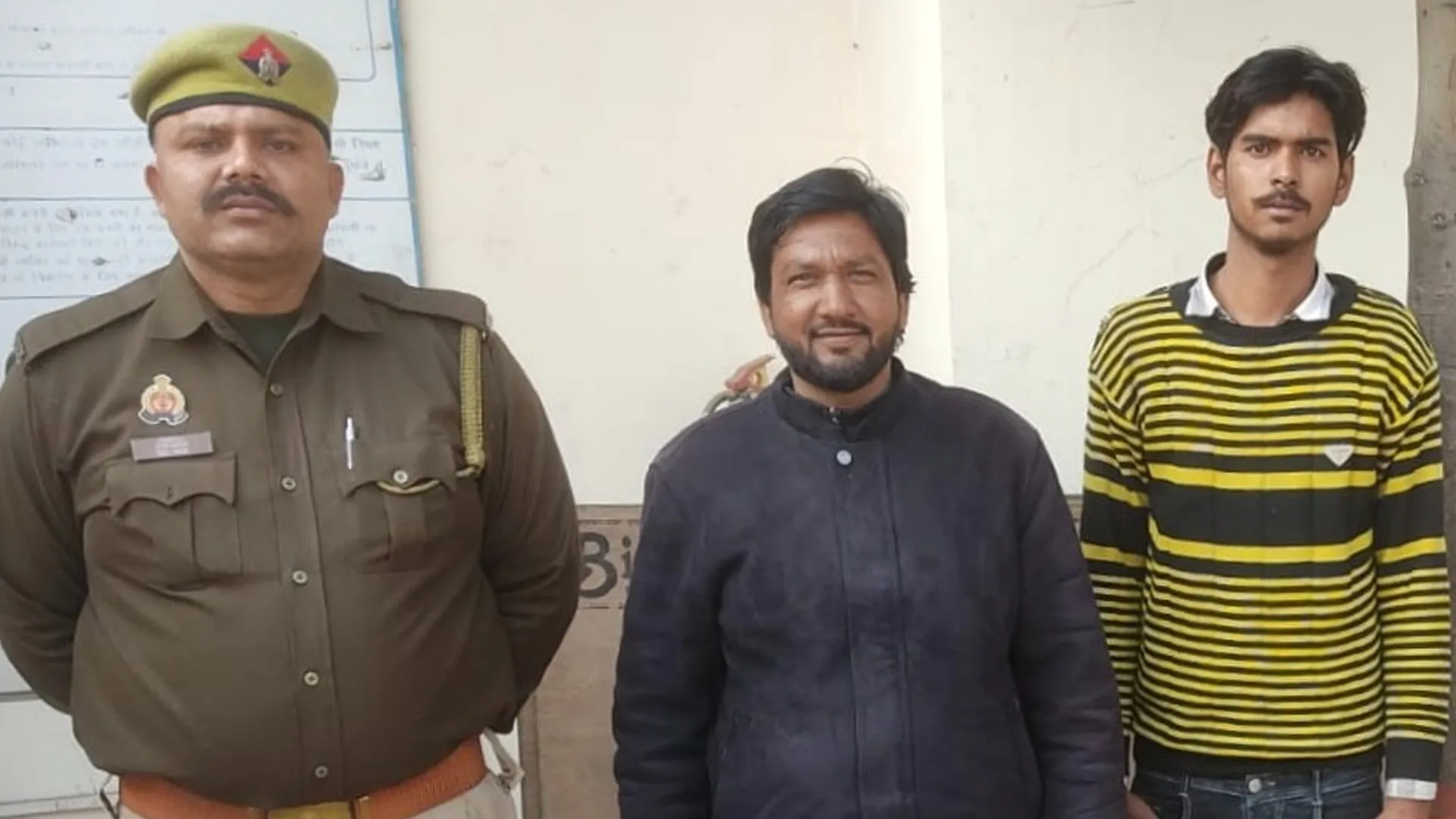 रामपुर: पीआरवी के पुलिस कर्मियों को प्रधान ने डंडों से पीटा