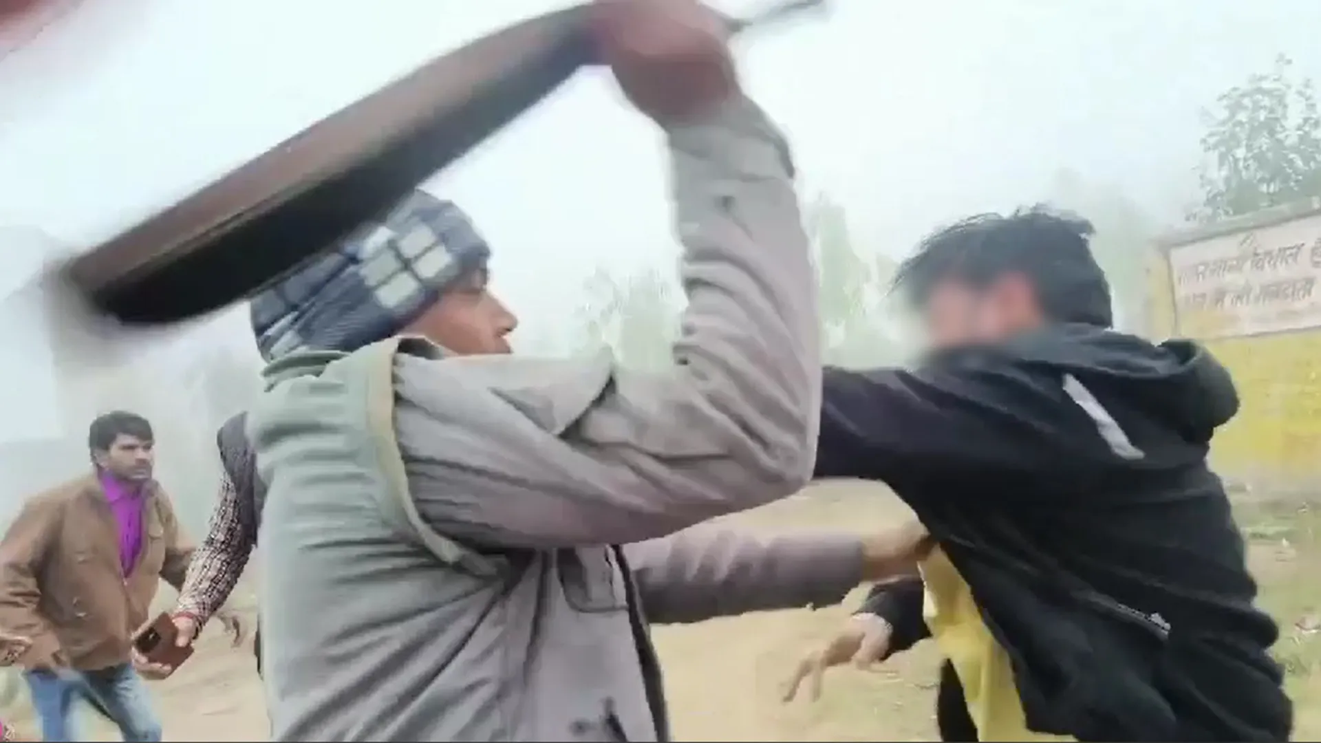 शाहजहांपुर : छेड़छाड़ के आरोपी प्रधान अध्यापक ने शिक्षिका के पति को पीटा, वीडियो वायरल