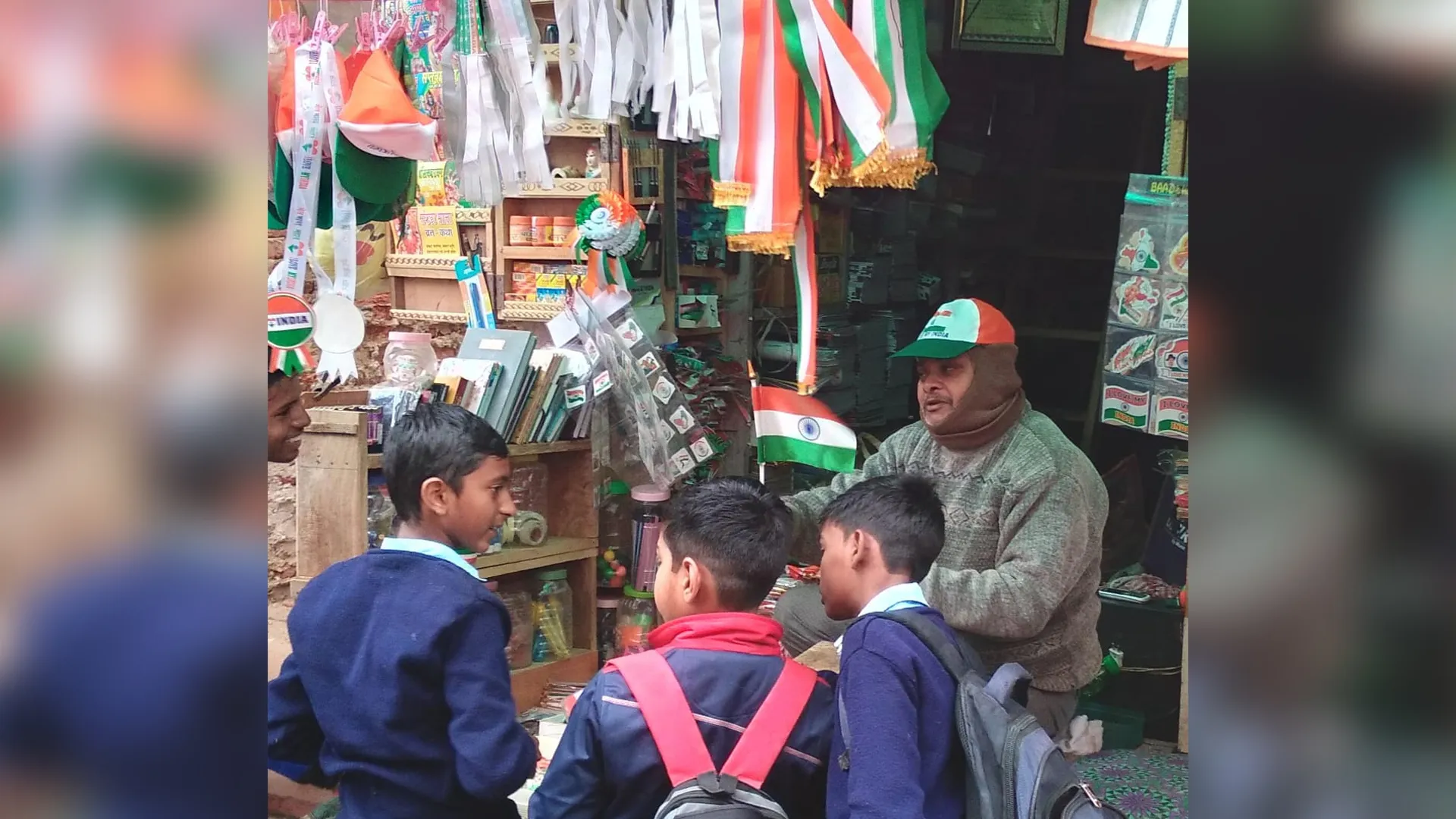 कासगंज : गणतंत्र दिवस की पूर्व संध्या पर तिरंगे के रंग में रंगा बाजार