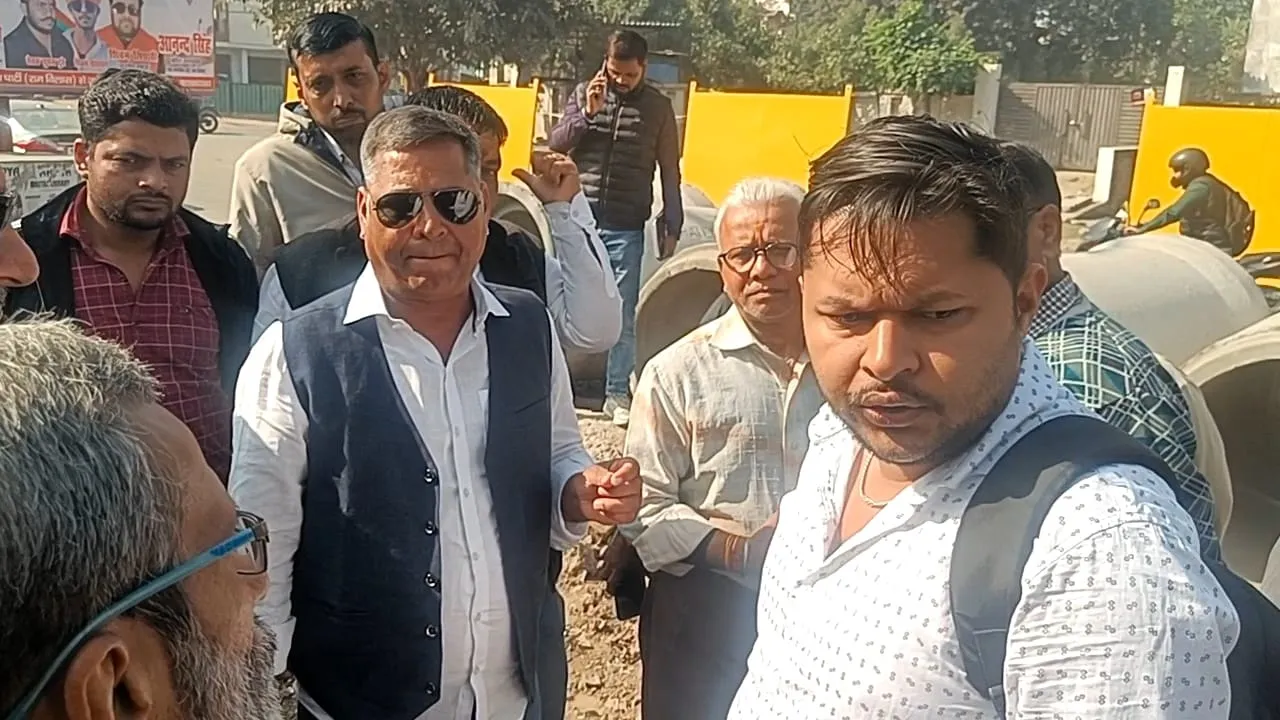 Kanpur: किदवई नगर में सीएम ग्रिड की सड़क के निर्माण कार्य के दौरान हंगामा, खोदाई के विरोध के बीच पार्षद ने रुकवाया काम