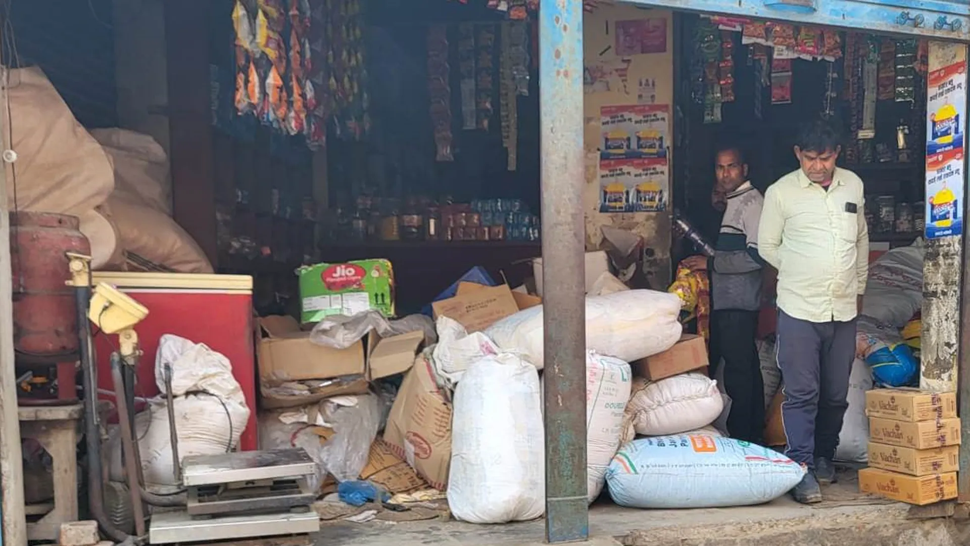 पीलीभीत: कल्यानपुर नौगवां में पकड़ा गैस रिफ्लिंग का खेल, किराना दुकान से बरामद हुए सिलेंडर