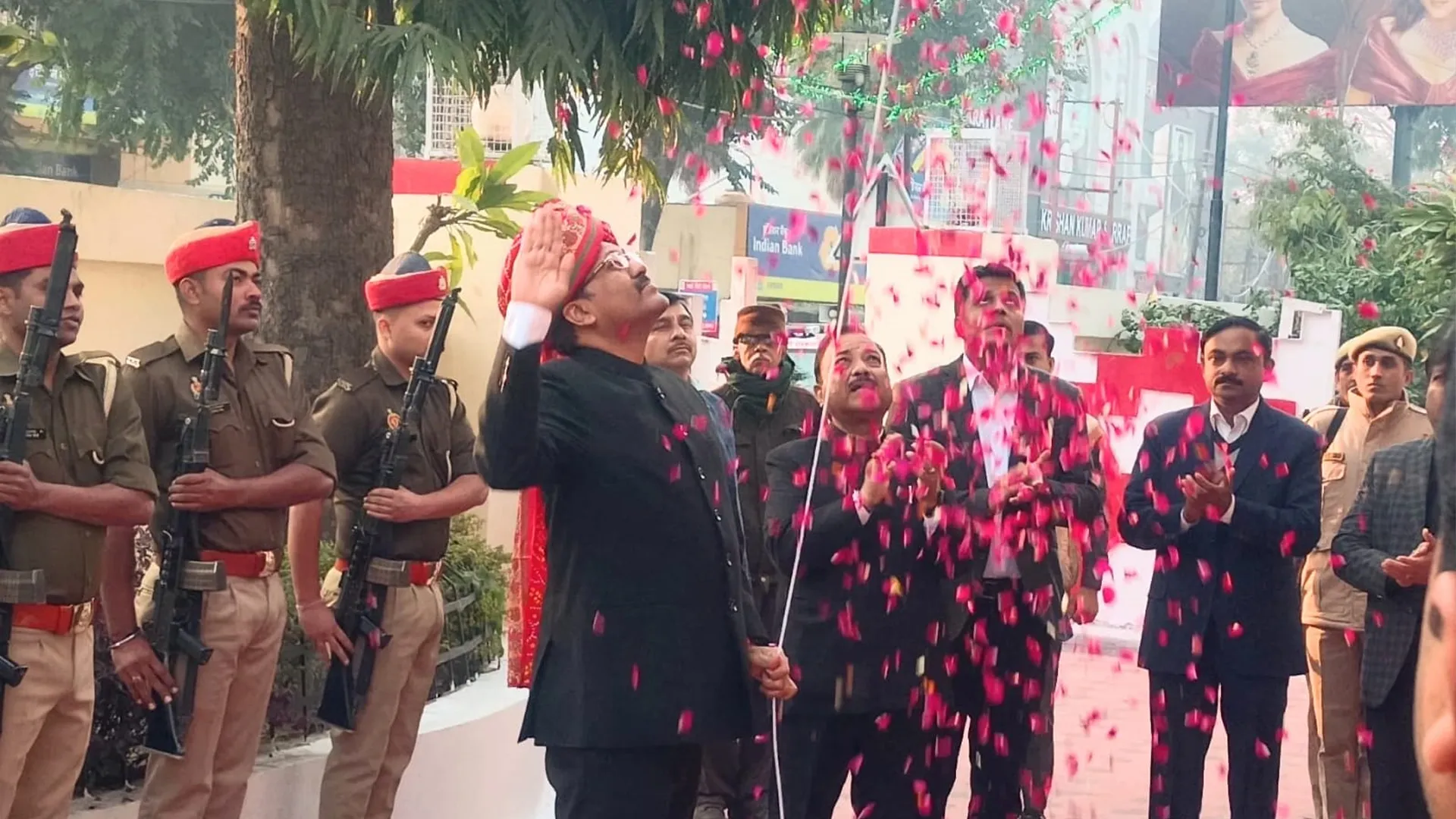 मुरादाबाद : मंडलायुक्त ने गणतंत्र दिवस पर किया राष्ट्रीय ध्वजारोहण, दिलाई संवैधानिक मूल्यों की शपथ