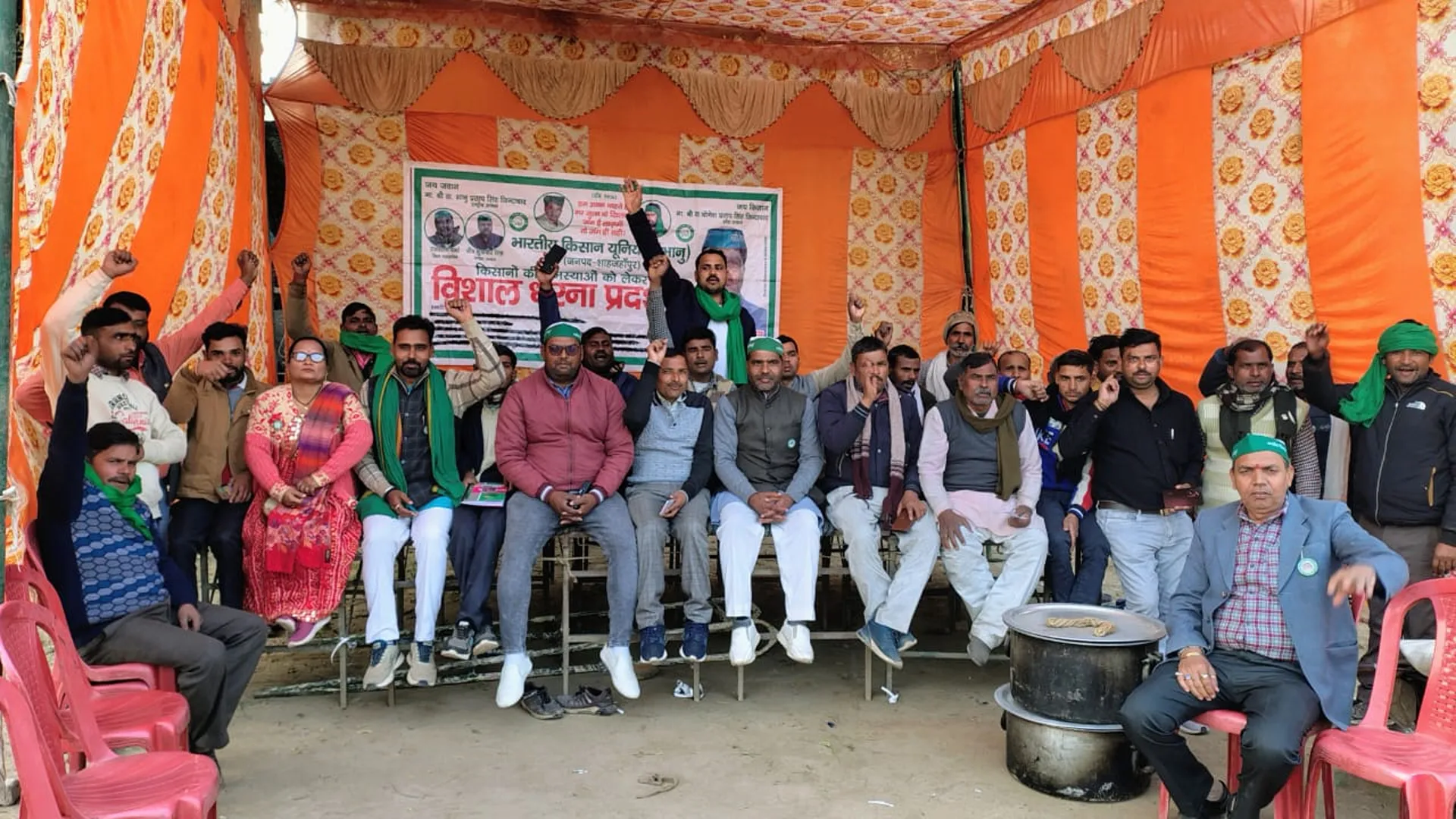 शाहजहांपुर: खिरनीबाग में दूसरे दिन भी डटे रहे आक्रोशित किसानों ने दे डाली ये चेतावनी