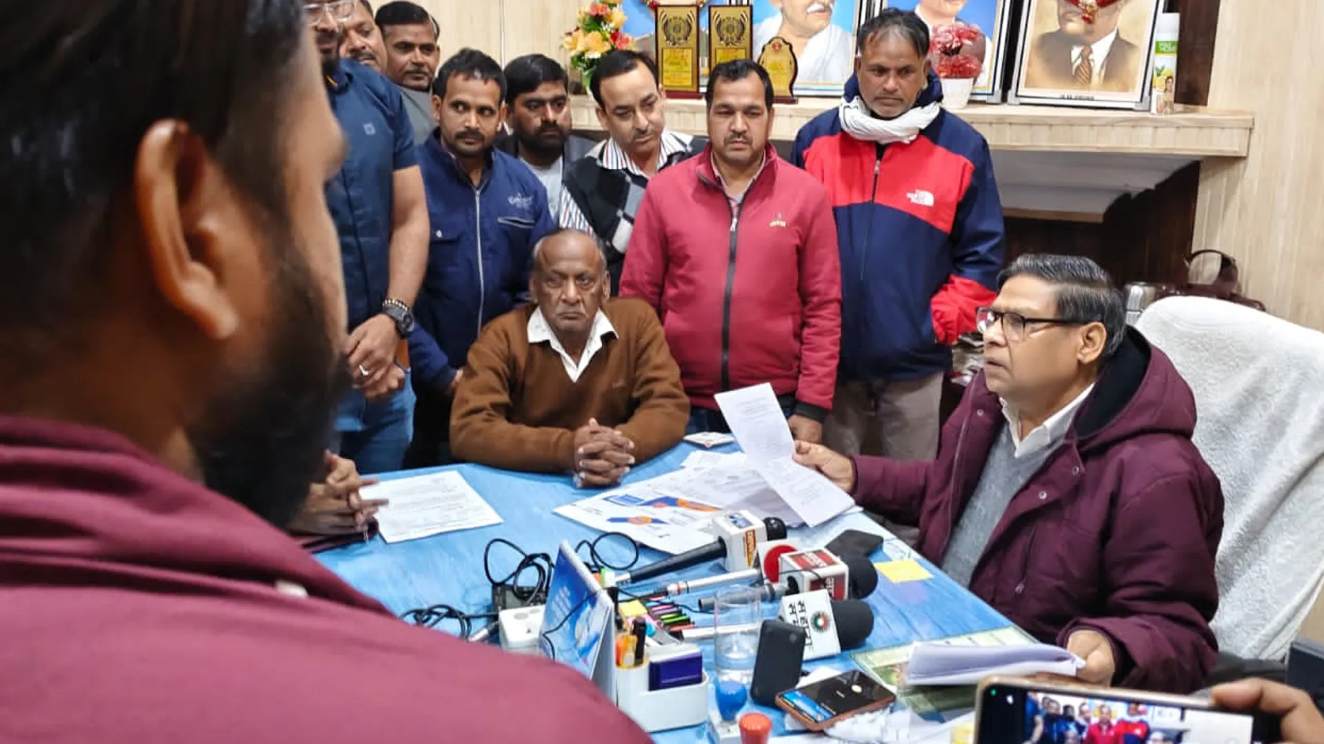 शाहजहांपुर: छंटनी के खिलाफ फूटा गुस्सा, बिजली संविदाकर्मियों ने दी आंदोलन की चेतावनी
