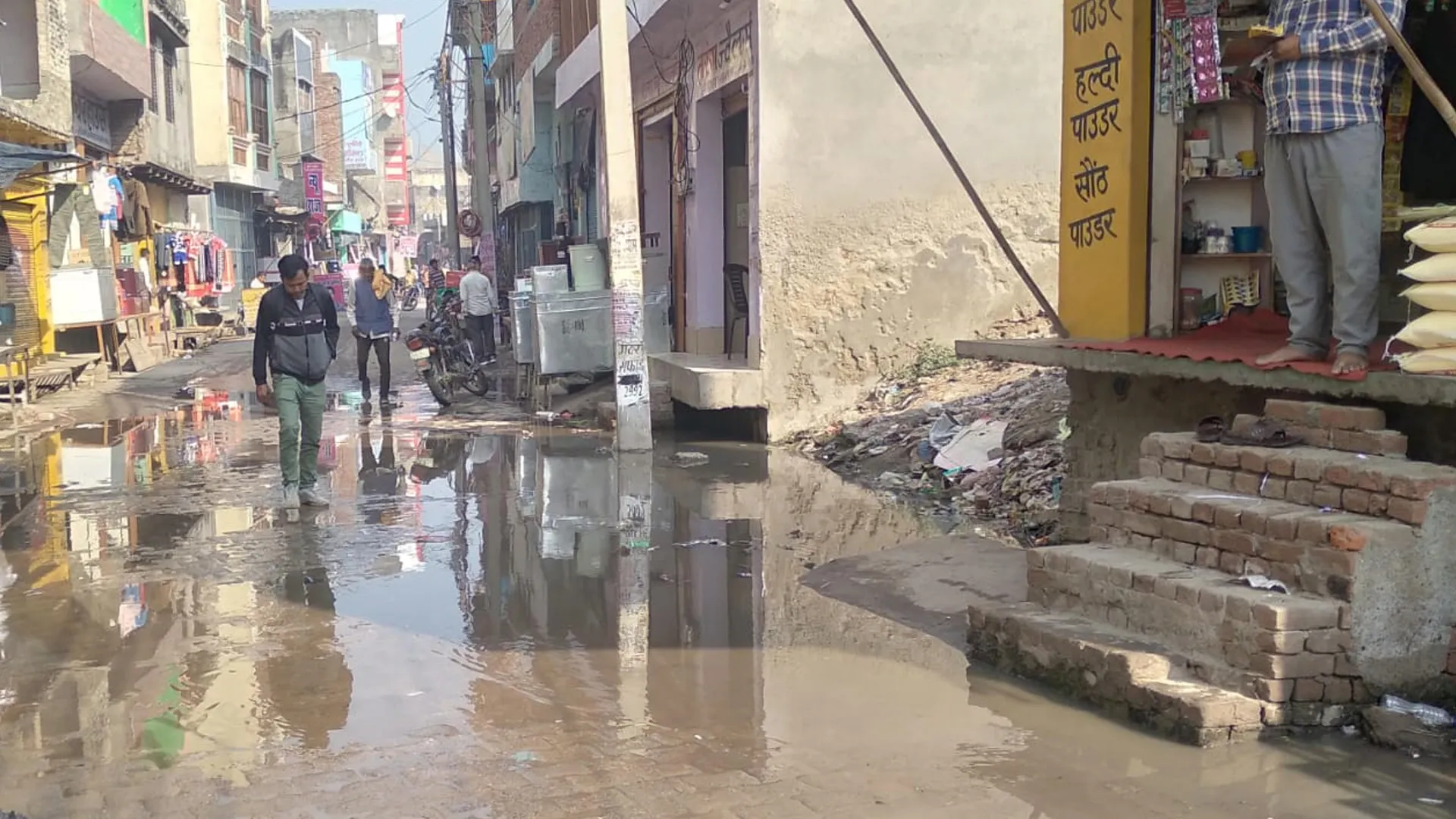 कासगंज: अमांपुर का ये इलाका नर्क में तब्दील...नालियां बंद तो सड़क बह रही गंदगी