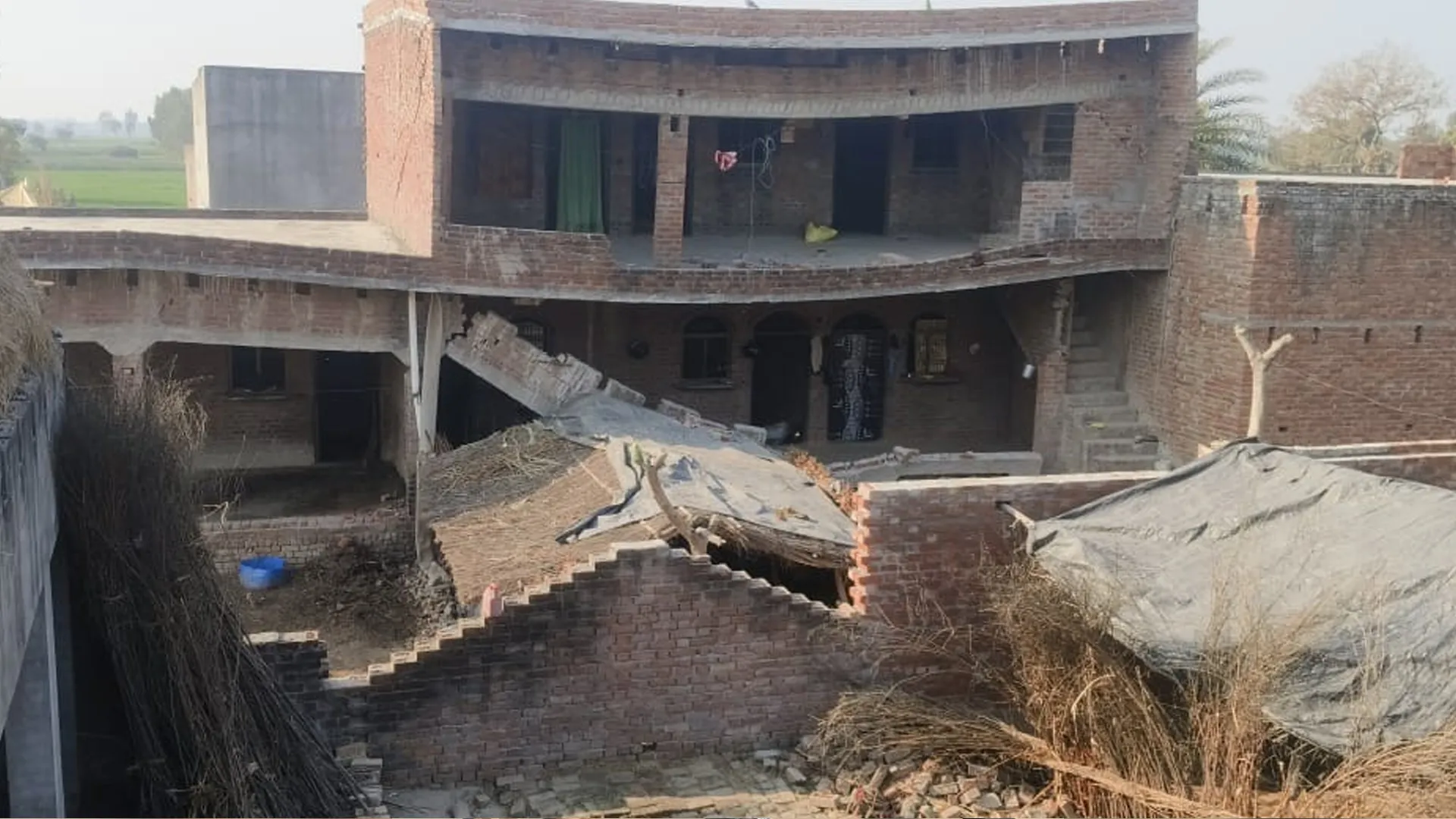 कासगंज: घर के अंदर बैठा था पूरा परिवार, अचानक भरभराकर गिरा लेंटर का बीम