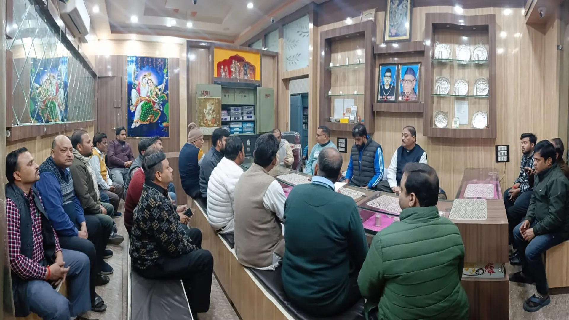 कासगंज : कैंसर पीडित की मदद को आगे आये व्यापारी, दी 1.90 लाख की मदद