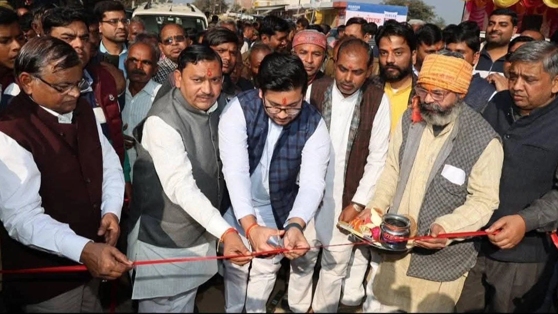 कासगंज : अमांपुर से नगला गुलरिया सड़क के चौड़ीकरण का कार्य हुआ शुरू