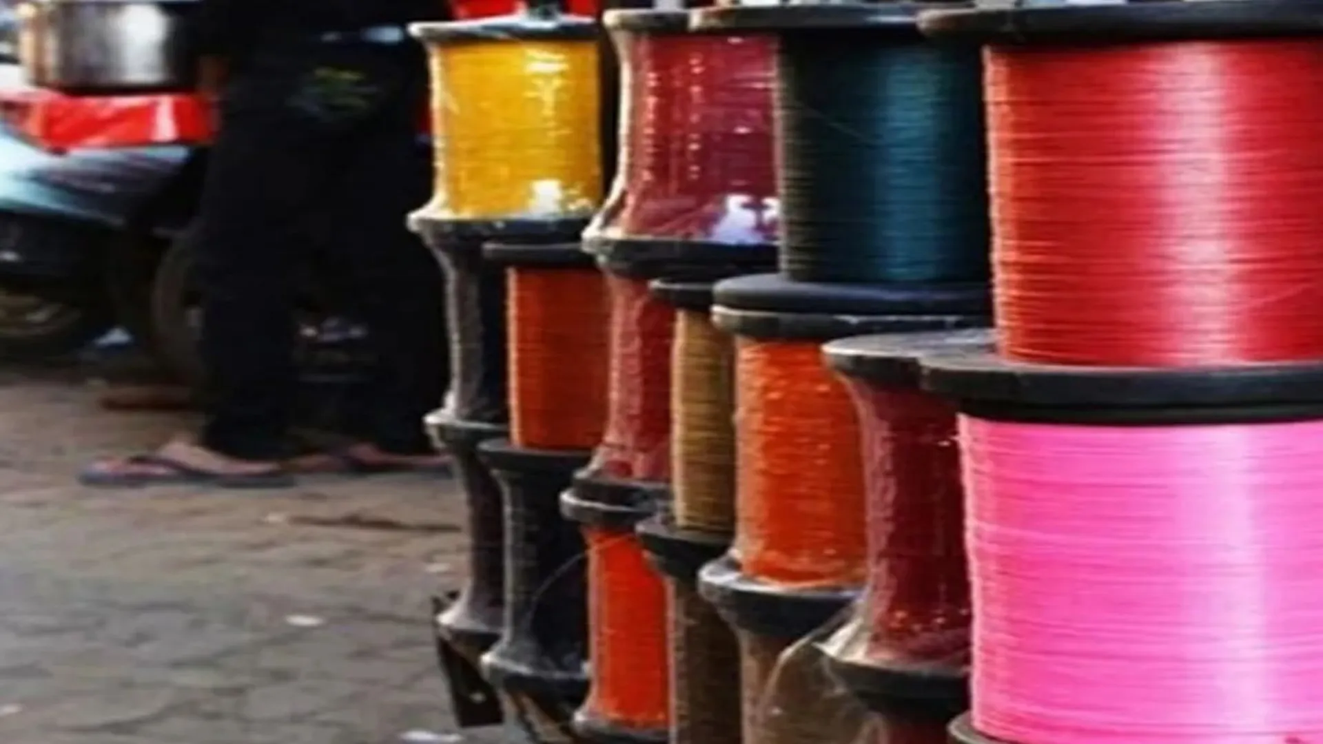 पीलीभीत: प्रतिबंध बेअसर...धड़ल्ले से हो रही चाइनीज मांझा की बिक्री