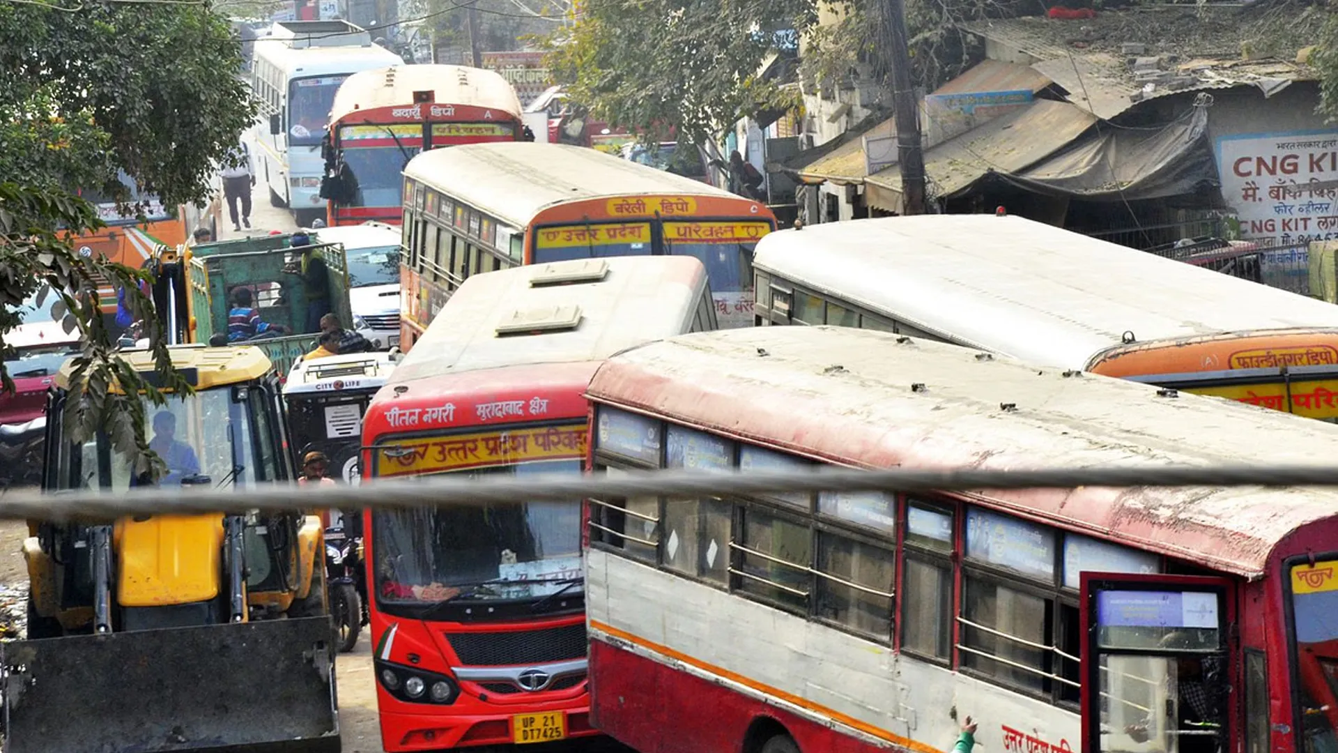 बरेली: महाकुंभ की भीड़ ने बढ़ाया जाम, 20 रोडवेज बसें बीच रास्ते में अटकीं