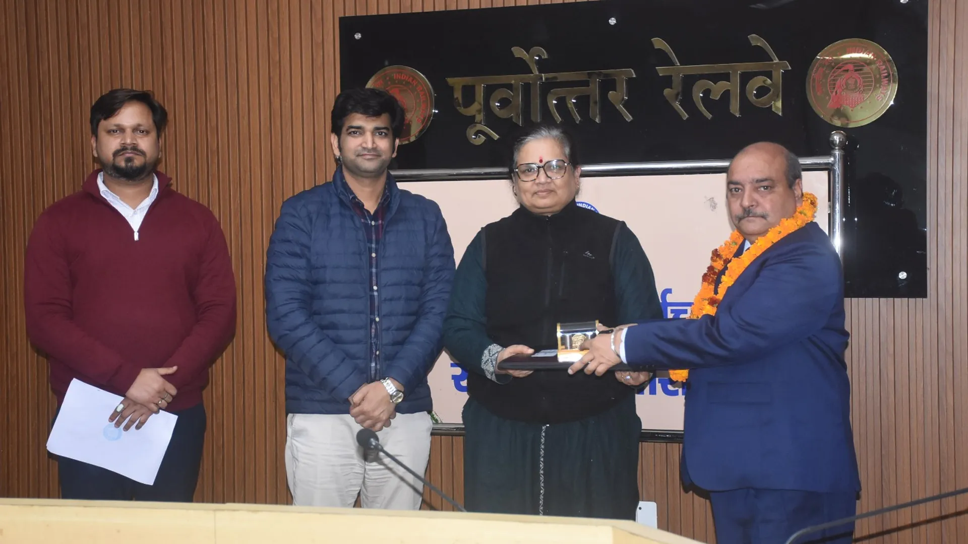 बरेली: पीआरओ राजेंद्र सिंह समेत इज्जतनगर रेल मंडल के रिटायर हुए 13 कर्मचारियों को दी विदाई