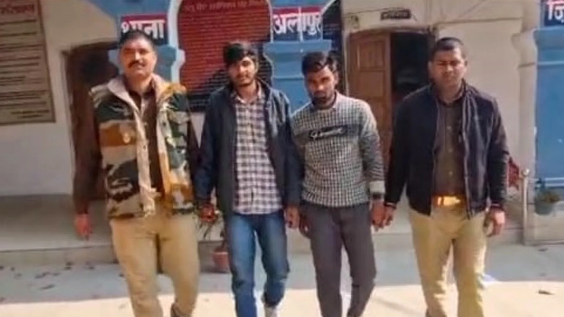 बदायूं : शौक व खर्चे पूरे करने के लिए चार दोस्तों ने की थी लूट, दो गिरफ्तार