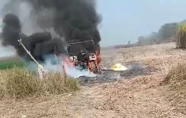 लखीमपुर खीरी: रंजिशन ट्रैक्टर में लगाई आग, मचा हड़कंप