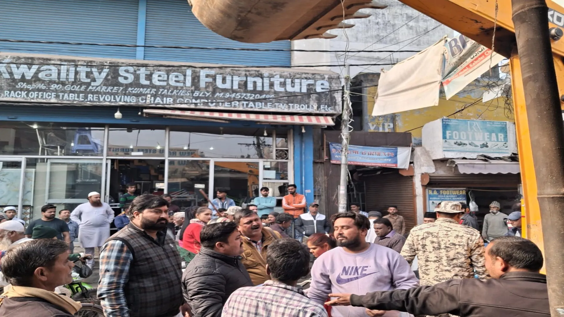 Bareilly: अतिक्रमण हटाने पहुंचा बुलडोजर, टीम से दुकानदारों की नोकझोंक, कई सामान समेट कर भागे