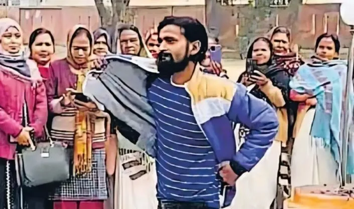 Bareilly: सीएचसी पर हुआ नागिन डांस, सफाई कर्मी के ठुमके का वीडियो वायरल