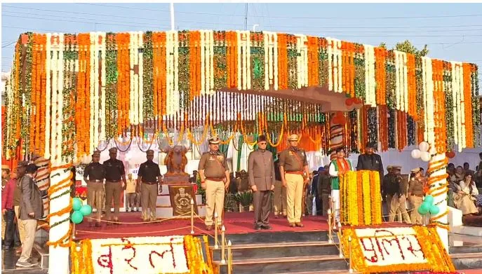 बरेली में धूमधाम से मनाया गया 76वां गणतंत्र दिवस, मंत्री और अधिकारियों ने परेड की सलामी ली