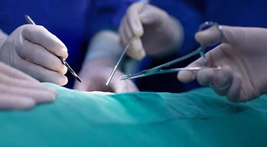 Bareiily: डॉक्टर का कारनामा! ऑपरेशन के दौरान मरीज की काट दी गलत नश, मामला पहुंचा SSP ऑफिस