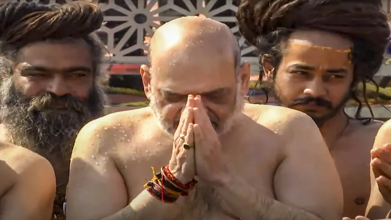 Maha Kumbh 2025: साधु-संतों के साथ मंत्रोच्चार के बीच अमित शाह ने संगम में लगाई आस्था की डुबकी