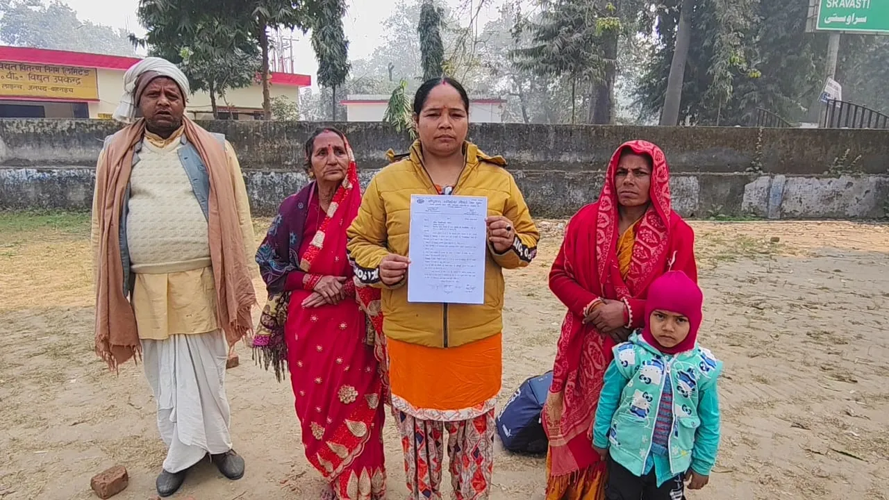  बहराइच: सरकारी स्कूल के रसोइयों ने कैशलेश चिकित्सा समेत छह सूत्रीय मांगों को लेकर दिया धरना, सौंपा ज्ञापन 