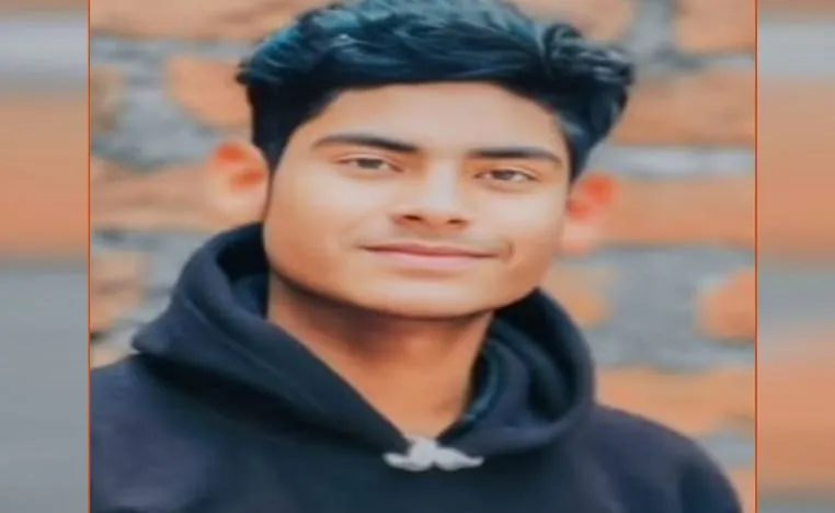 बदायूं: मुर्गे लेने गए किशोर की बाइक ट्रॉली में जा घुसी, दर्दनाक मौत