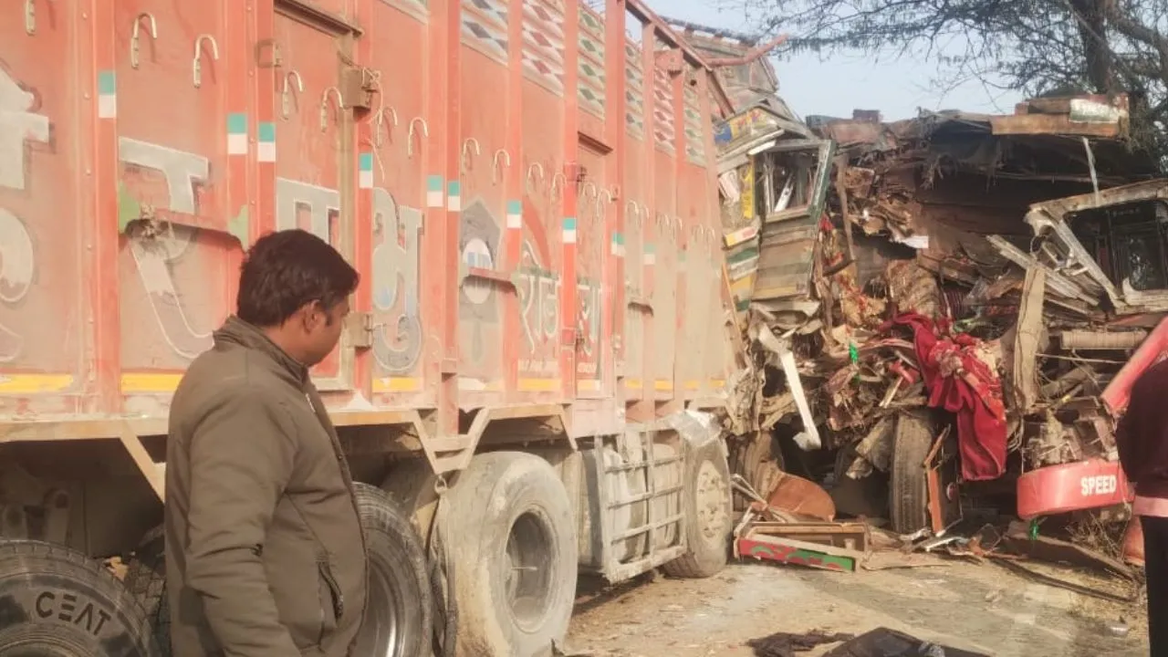 फर्रुखाबाद में दो ट्रकों की आमने-सामने भिड़ंत के बाद मची चीख-पुकार: हादसे में तीन की मौत व चार घायल, ट्रक के उड़े परखच्चे...