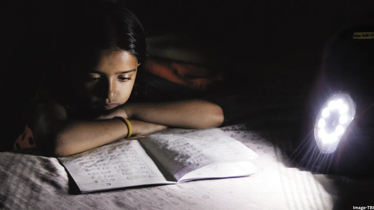 UP Board 2025: बोर्ड परीक्षार्थियों की पढ़ाई प्रभावित कर रही बिजली कटौती