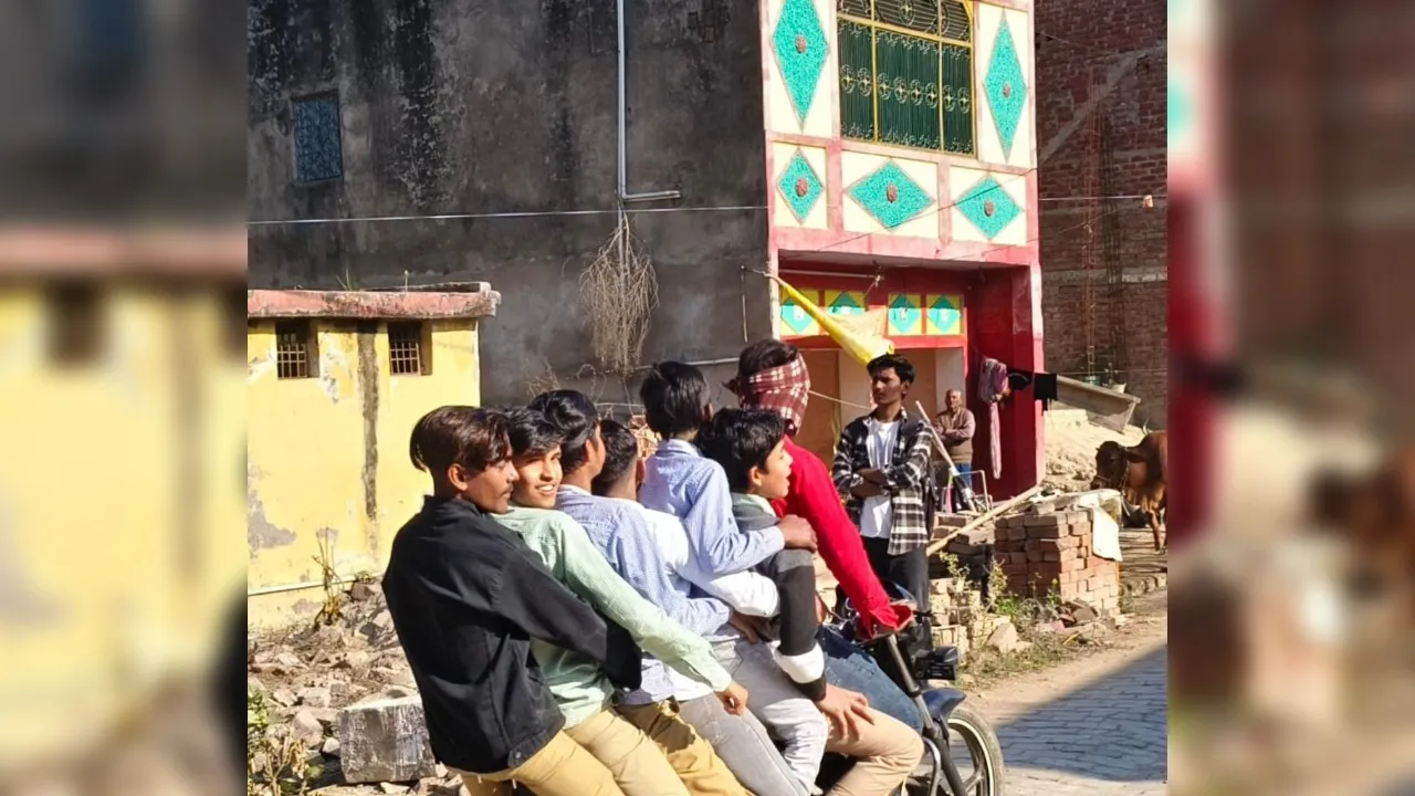 औरैया में एक बाइक पर एक दो नहीं 7 लोग थे सवार: भरते रहे फर्राटा, Video वायरल होने पर पुलिस ने किया 20, 500 का चालान 
