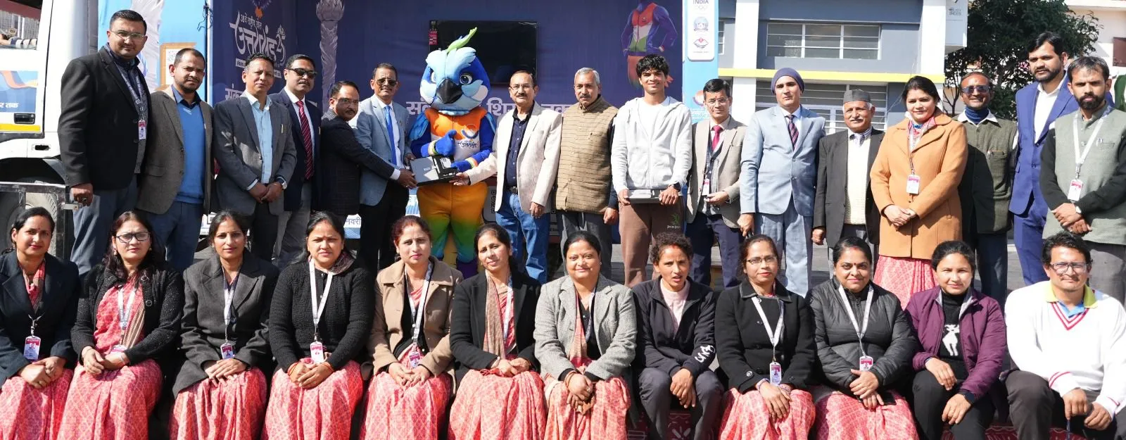 मौली से बातचीत व फोटो लेकर रोमांचित हुए विद्यार्थी 
