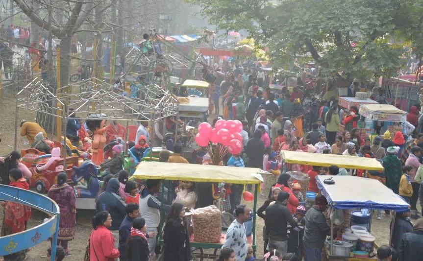 अयोध्या: नव वर्ष 2025 पर पर्यटकों से गुलजार रहे पार्क, उद्यान और ऐतिहासिक स्थल, लोगों ने परिवार समेत की मस्ती