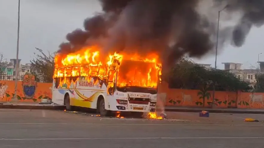 Mathura News: महाकुंभ में तेलंगाना के तीर्थयात्रियों को ले जा रही बस में लगी आग, एक की मौत...खिड़की तोड़कर भागे यात्री