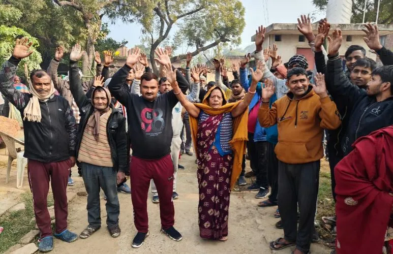अमेठी: सांड के हमले से बुजुर्ग की मौत, पकड़ने में लापरवाही पर भड़के ग्रामीणों का प्रदर्शन