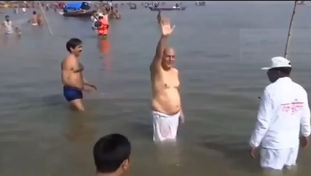 रक्षा मंत्री राजनाथ सिंह ने पवित्र संगम में लगाई आस्था की डुबकी