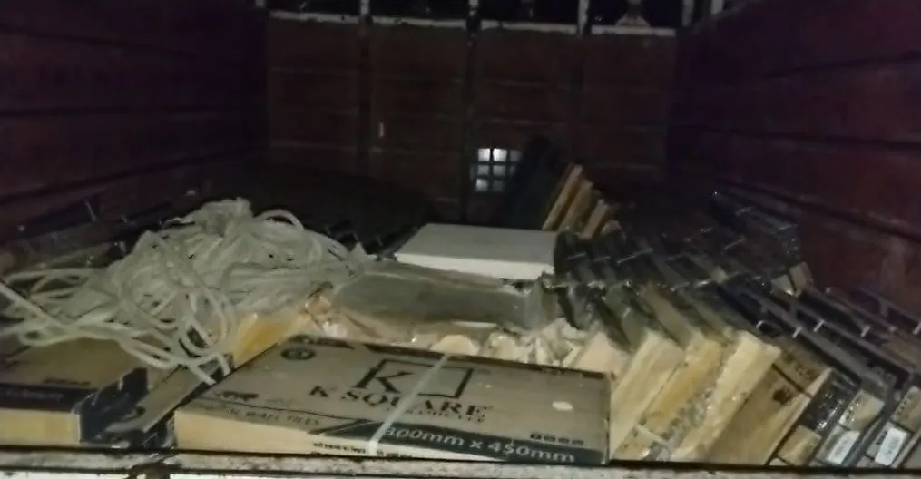 रायबरेली: CCTV कैमरे ने चोरों के मंसूबों पर फेरा पानी, गोदाम में टाइल्स मार्बल लदा वाहन छोड़ चोर फरार