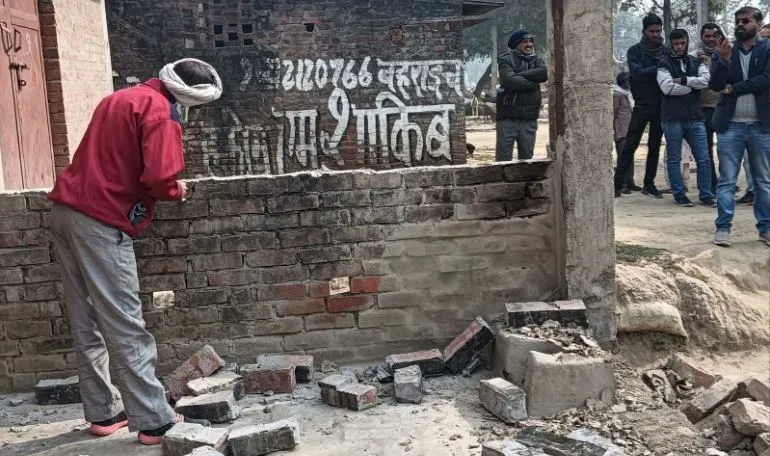 बहराइच: अपने ही आशियाने पर हथौड़ा चलाने लगे ग्रामीण, जानें पूरा मामला