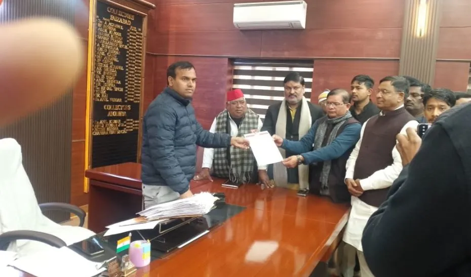 अयोध्या: 'मिल्कीपुर उपचुनाव में लगे योग्य कर्मियों की ड्यूटी', डीएम को ज्ञापन देकर सपा ने की मांग 