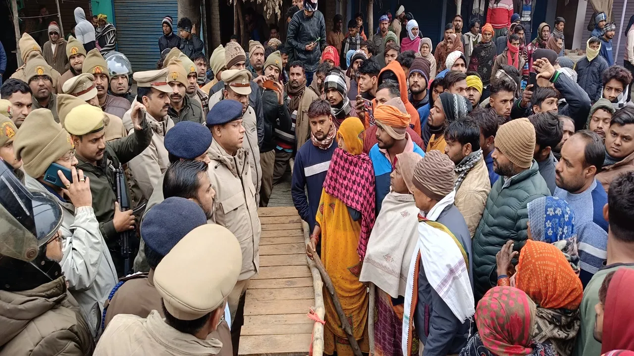 रायबरेली: श्रमिक की ईंट से कूचकर हत्या, एक सप्ताह में दो हत्याओं से ग्रामीणों में आक्रोश, सड़क पर लगाया जाम