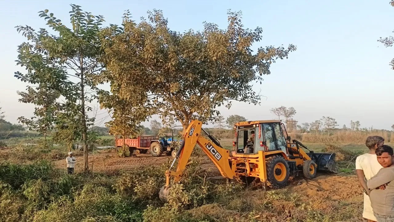 बहराइच: श्मशान की जमीन पर चला बुलडोजर, हटाया अवैध कब्जा, जानें पूरा मामला