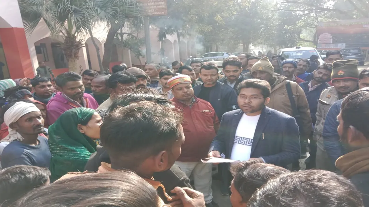 बाराबंकी: मां-बेटे ने सिपाही पर मारपीट का लगाया आरोप, प्रदर्शन