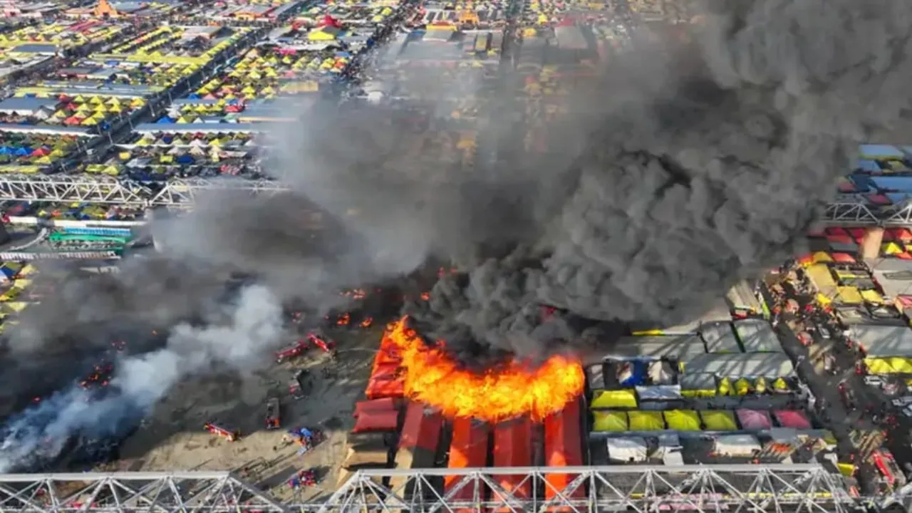 Maha Kumbh 2025: सिलेंडर में धमाके से मेला क्षेत्र में लगी आग से कई टेंट जले, जानिए क्या बोले अधिकारी, देखें घटना की तस्वीरें...