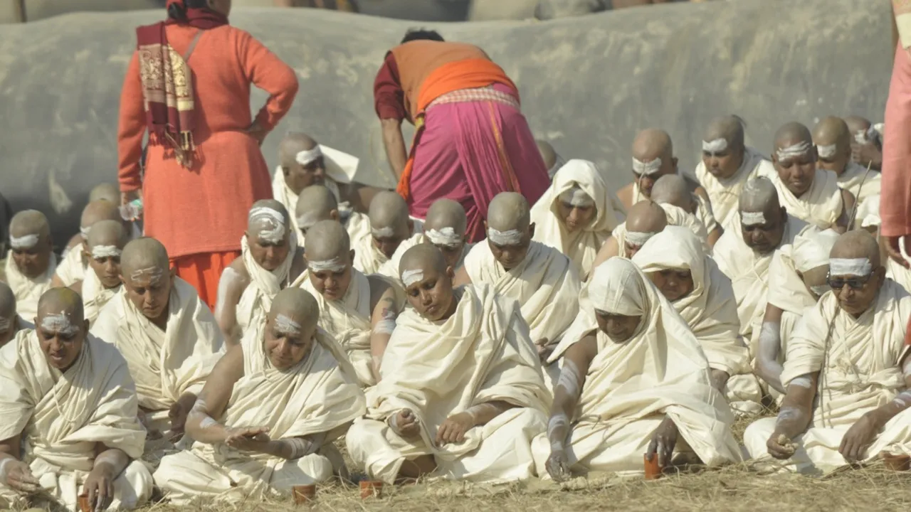 महाकुंभ 2025: सनातन धर्म की रक्षा के लिए 100 से अधिक महिलाओं ने ली महिला नागा की दीक्षा,  तीन विदेशी भी शामिल