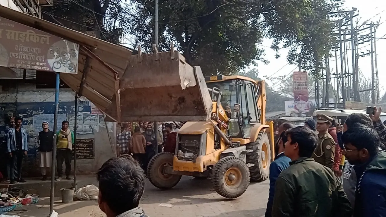 बहराइच: घंटाघर से चांदपुरा तक गरजा बुलडोजर, यातायात पुलिस ने हटवाया अतिक्रमण 